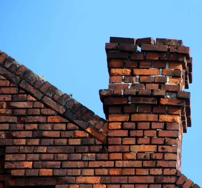 Damaged chimney on an Birmingham home showing cracks and missing mortar